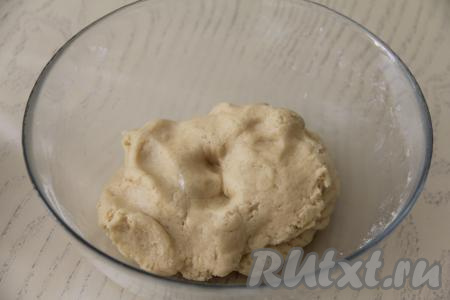 Замесить руками мягкое, пластичное, не липнущее к рукам песочное тесто. Если тесто будет липнуть к ладоням, тогда добавьте частями оставшуюся просеянную муку. Долго песочное тесто вымешивать не нужно, достаточно, чтобы оно просто собралось в ком. 1/3 песочного теста завернуть в пакет и убрать в морозилку на время, пока будем заниматься формированием пирога.&nbsp;