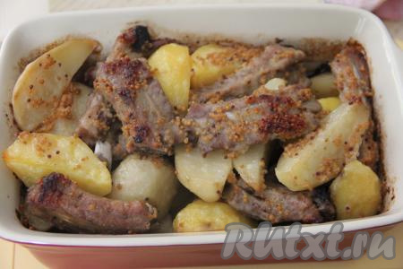 Запекать свиные рёбра с картошкой в духовке в течение 1 часа (готовность блюда нужно проверять по картофелю, если ломтики легко прокалываются ножом, значит блюдо готово).&nbsp;