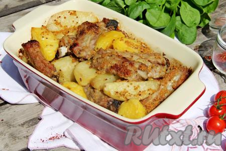 Свиные рёбра, запечённые с картошкой в духовке