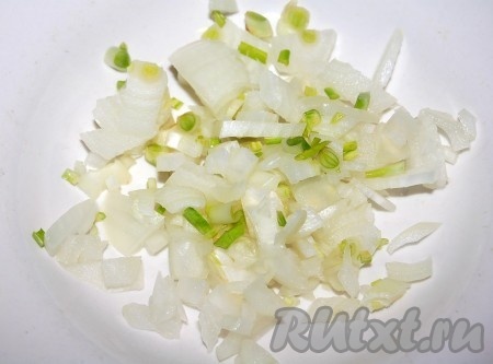 В растопленное масло добавить мелко нарезанный репчатый лук и обжаривать 5-7 минут.