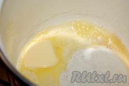 Растопить в кастрюльке сливочное масло.