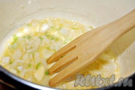 В растопленное масло добавить мелко нарезанный репчатый лук и обжаривать 5-7 минут.