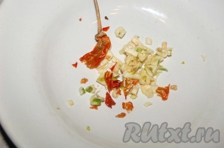 Чеснок мелко нарезать, сушеный острый перец поломать до состояния хлопьев.