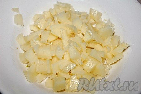 Картофель нарезать мелкими кубиками.