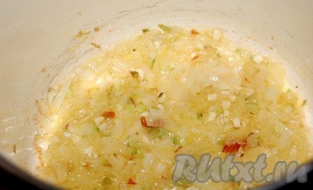 Чеснок мелко нарезать, сушеный острый перец поломать до состояния хлопьев, добавить в кастрюлю к луку и обжаривать 1 минуту до появления характерного чесночного запаха.