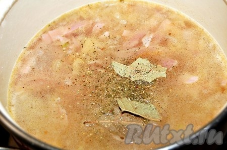 Отправить в кастрюлю картофель, капусту, ветчину, вустерский соус, муку и лавровый лист. Залить бульоном. Хорошо все перемешать, довести до кипения и варить на небольшом огоньке 25 минут, пока картофель не станет мягким.