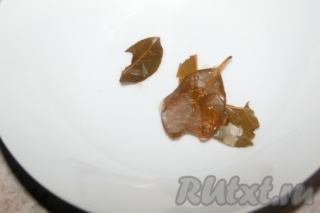 Через 25 минут вытащить из супа с квашеной капустой лавровый лист.