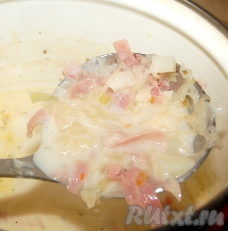 Добавить сливки, снова довести суп до кипения, варить 3 минуты и выключить огонь. Наш суп с квашеной капустой готов.