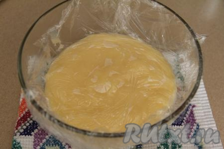 Переложить получившийся крем в миску, накрыть пищевой плёнкой так, чтобы она лежала на поверхности крема (плёнка, лежащая на креме, не даст образовываться корке на поверхности крема) и оставить до полного остывания. 