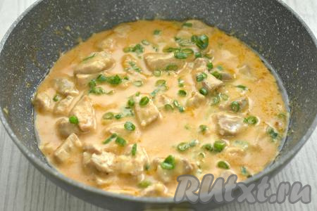 Даём сливочно-томатному соусу закипеть, после этого тушим свинину на маленьком огне под крышкой 7-8 минут. В конце приготовления, по желанию, посыпаем блюдо нарезанной свежей зеленью (у меня - зелёный лук), убираем с огня.