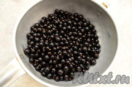 Чёрную смородину промыть под проточной водой, откинуть на дуршлаг, чтобы стекла лишняя вода.