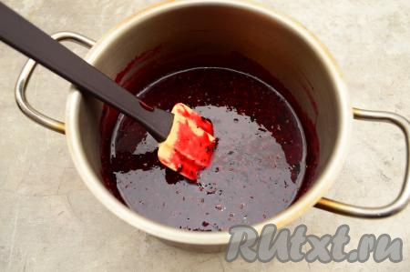 Тщательно перемешать ягодное пюре с сахаром. Попробовать пюре из смородины на вкус, если мало сахара, тогда добавьте по вкусу. Оставить перетёртые ягоды, смешанные с сахаром, на 15-20 минут, чтобы сахар полностью растворился. За это время пюре можно 2-3 раза хорошо перемешать.&nbsp;