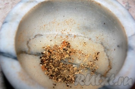 Фету размять вилкой, добавить сметану (или йогурт), мелко нарезанные вяленые помидоры, оливки, кожуру огурца, чеснок. Перец горошком размолоть в ступке и добавить к полученной массе. Не забыть выжать сок из лимона.