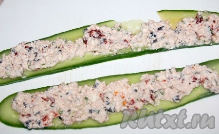 Все тщательно размешать и полученную массу аккуратно расположить вдоль всего огурца.