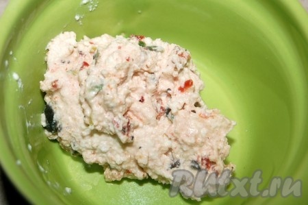 Все тщательно размешать и полученную массу аккуратно расположить вдоль всего огурца.