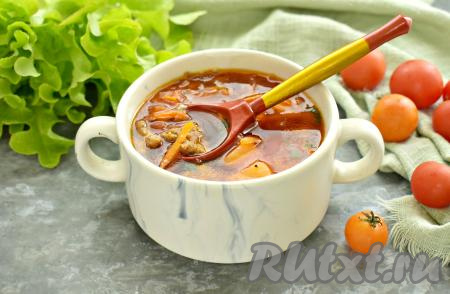 Вкусный, ароматный, насыщенный борщ с фаршем разливаем по тарелкам и подаём к столу со свежим хлебом или гренками, приправив, по желанию, сметаной.