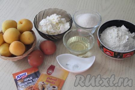 Подготовить продукты для приготовления творожного кекса с абрикосами. Вымыть абрикосы.&nbsp;