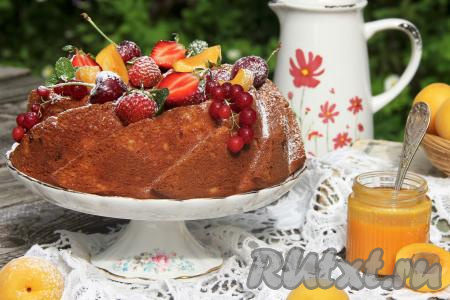 Готовый творожный кекс с абрикосами достать из духовки, немного остудить в форме, а затем перевернуть на тарелку, по желанию, украсить ягодами или присыпать сахарной пудрой