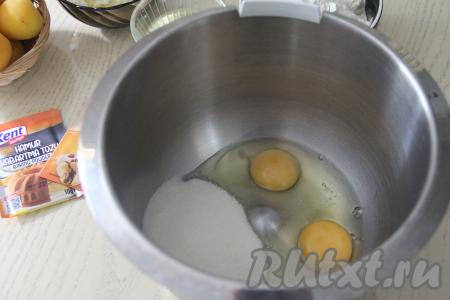 В чаше миксера соединить яйца, ванильный сахар и сахар.&nbsp;