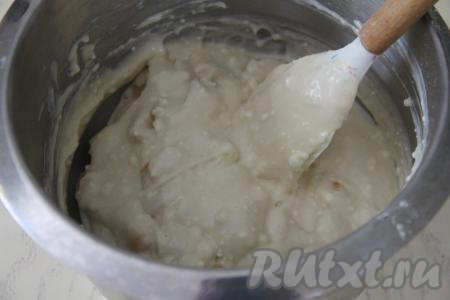 Перемешать творожное тесто до однородности.&nbsp;