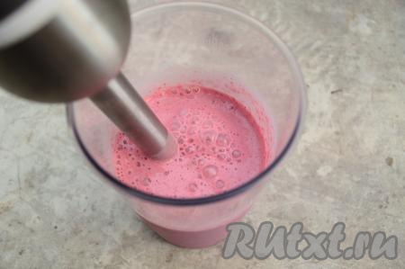 Пробить молоко и малину погружным блендером до однородности (на взбивание потребуется&nbsp; примерно 1 минута).