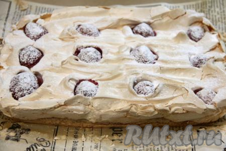 Готовый пирог достать из духовки. Для того чтобы пирог хорошо нарезался на части, его нужно&nbsp; обязательно полностью остудить. Присыпать выпечку сахарной пудрой и подать к столу.