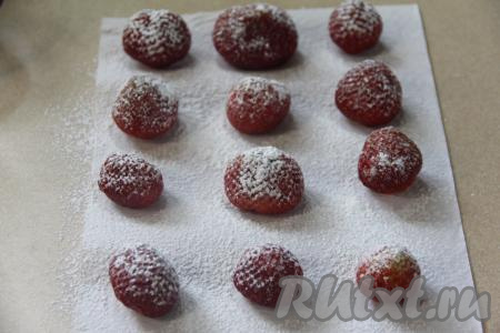 Клубнику заранее вымыть, удаляя чашелистики,&nbsp;затем обсушить ягоды на бумажном полотенце. После того как взбитые белки будут равномерно выложены на песочный корж,&nbsp; присыпать клубнику крахмалом.