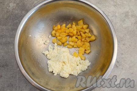 Для получения начинки выложить в миску творог, всыпать сахар, размять вилкой до однородности. Абрикосы разделить на 2 половины, удалить косточки. Затем половинки абрикосов нарезать на небольшие кубики и добавить в миску с творогом, смешанным с сахаром, перемешать вилкой до однородности и начинка для слоек готова.