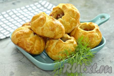 Достаём выпечку из духовки. Вкусные, аппетитные домашние беляши, приготовленные из слоёного теста, к столу подаём горячими или тёплыми.