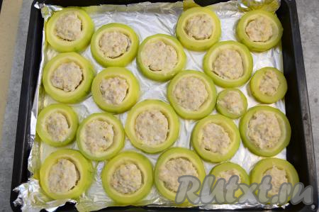 Готовность блюда нужно проверять по кабачку. Если кабачки легко прокалываются вилкой или ножом, значит блюдо готово.