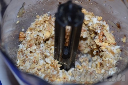 Вареные яйца, лук и орехи поместить в блендер, измельчить. Посолить и поперчить паштет.
