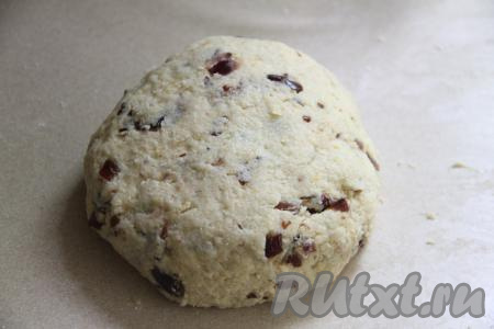 Замешанное тесто с финиками поместить в пакет и убрать в холодильник минут на 30.&nbsp;