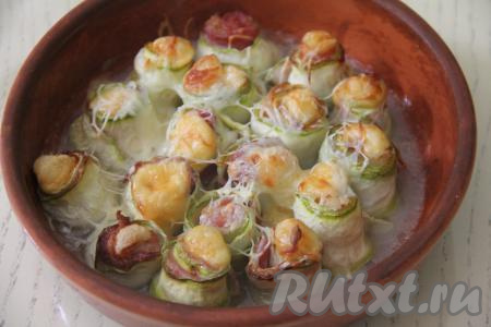 Готовые рулетики достать из духовки и переложить на тарелку.&nbsp;