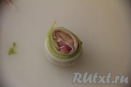 Свернуть кабачок с беконом и сыром в плотный рулетик, начиная со стороны с сыром.&nbsp;