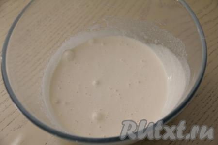 Миксером взбить яйца с сахаром в течение 5-7 минут (смесь яиц и сахара должна увеличиться в объёме и стать достаточно светлой).&nbsp;
