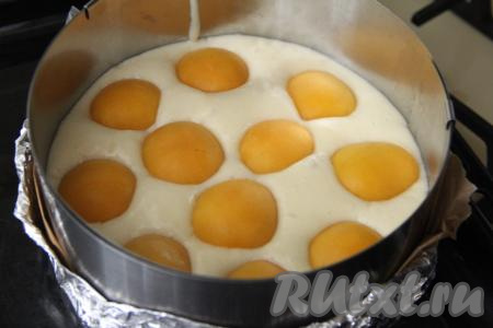 Затем выложить оставшееся тесто в форму, разровнять. Разложить поверх теста половины оставшихся абрикосов срезом вниз, немного утапливая их в тесто.&nbsp;