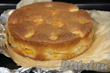 Выпекать заливной пирог с абрикосами в духовке, разогретой до 180 градусов, минут 40. Для того чтобы проверить готовность, проколите пирог сухой деревянной зубочисткой, если после прокола зубочистка останется сухой, на ней не будет следов теста, значит выпечка полностью готова. Достать форму с готовым пирогом из духовки. Остудить пирог в форме, а затем&nbsp; убрать бортики формы.