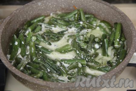 Влить сливки в сковороду, посолить фасоль, приправить специями, перемешать. Довести сливки до кипения, но не дать кипеть, уменьшить огонь до минимума. Томить стручковую фасоль в сливках минуты 2-3, иногда перемешивая. Убрать готовое блюдо с огня.&nbsp;