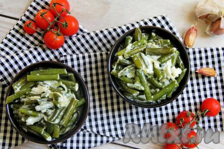 Разложить стручковую фасоль, протушившуюся в сливках, со сковороды по тарелкам и подать сочное, вкусное и достаточно сытное блюдо в горячем виде к столу.