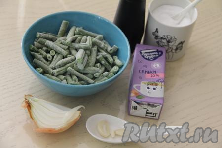 Подготовить продукты для приготовления стручковой фасоли в сливках. Это блюдо можно готовить как со свежей стручковой фасолью, так и с предварительно отваренной и замороженной фасолью. Если вы будете готовить со свежей стручковой фасолью, тогда нужно отрезать кончики у стручков с двух сторон. Затем промыть стручки, выложить в кастрюлю с кипящей водой, отварить с момента закипания в течение 5-6 минут (стручки должны стать достаточно мягкими, но не переваренными), затем откинуть на дуршлаг, лишней воде дать стечь. Разрезать слегка остывшие варёные стручки на 3-4 части. Если вы будете готовить с замороженной предварительно отваренной фасолью, размораживать её не нужно.