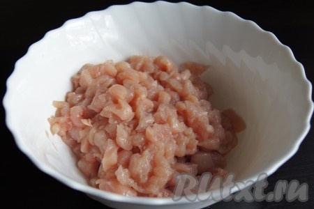 Куриную грудку охладить в морозилке минут 20-30 (тогда ее легче будет резать) и мелко порезать.
