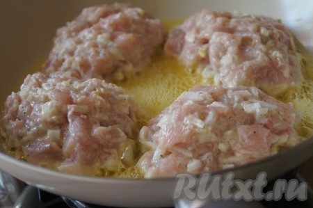 Столовой ложкой выкладывать фарш на сковородку и обжаривать на сливочном масле на среднем огне рубленые котлеты из куриной грудки до золотистой корочки.
