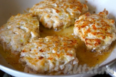 Вторую сторону обжариваем на медленном огне, чтобы котлеты прожарились внутри.