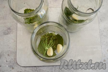 Пока отваривается первая партия кружочков кабачков, можно заняться банками. Литровые банки и крышки простерилизовать удобным вам способом. В каждую простерилизованную  банку выложить 2 листа смородины, 1 зонтик укропа и 2 зубчика чеснока. Я крышки кипячу 3-4 минуты с момента закипания воды. Литровые банки стерилизую в микроволновке, для этого в чистые банки, предварительно вымытые с содой, вливаю крутой кипяток, заполняя баночку на 2 сантиметра от дна, и ставлю в микроволновку на 4-5 минут. За это время вода в банках начинает кипеть и банки стерилизуются образующимся паром.