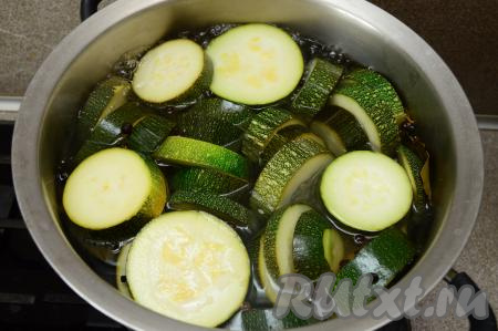 В кастрюлю с горячим маринадом выложить кружочки кабачков, поставить на сильный огонь. С момента закипания проварить кабачки в маринаде 10 минут на небольшом огне. Кабачки в процессе варки станут достаточно мягкими, пластичными, но не переваренными. Все кабачки у меня в кастрюлю не поместились, поэтому я отваривала их в 2 захода.