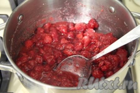 Как только ягоды дадут сок, поставить кастрюлю на средний огонь.