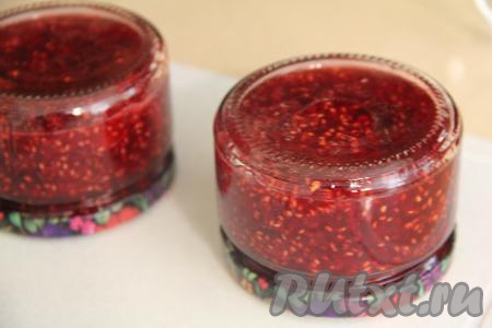 Закрутить (или закатать) банки крышками, перевернуть кверху дном и оставить на 30 минут, не укутывая. Затем перевернуть банки крышками вверх, укутать в тёплое полотенце (или одеяло), оставить до полного остывания, а после этого убрать малиновый джем на хранение в прохладное место (например, в погреб или кладовку).&nbsp;