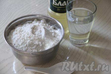 Подготовить продукты для замешивания теста для турецких лепёшек с творогом и зеленью.