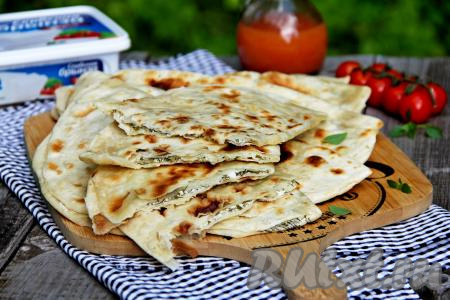 Готовые лепёшки подать к столу, они обмякнут и станут очень нежными. Гезлеме с аппетитной начинкой из творога и зелени, наверняка, понравятся всей семье!