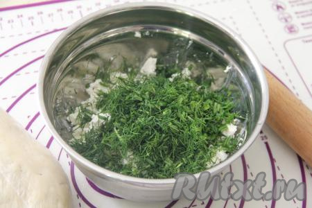 Свежую зелень (у меня - укроп) вымыть, обсушить, мелко нарезать, переложить в миску с творогом.